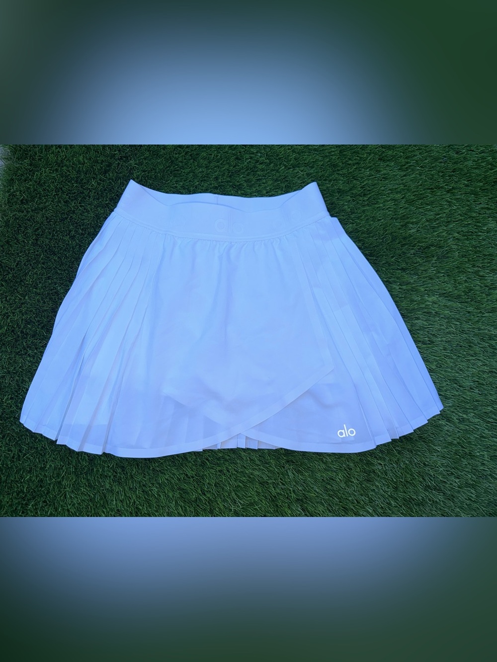 ALO Aces Tennis Skirt in White 🤍 - Picture 2 of 9